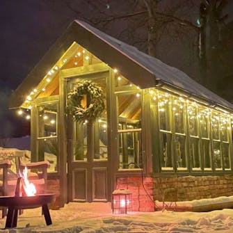 Kasvihuone vanhoista ikkunoista Kasvihuone vanhoista ikkunoista